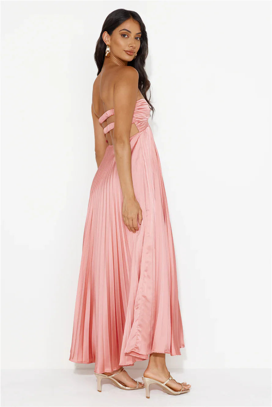 Strapless pleated floor-length dress, suitable for both banquets and vacations.