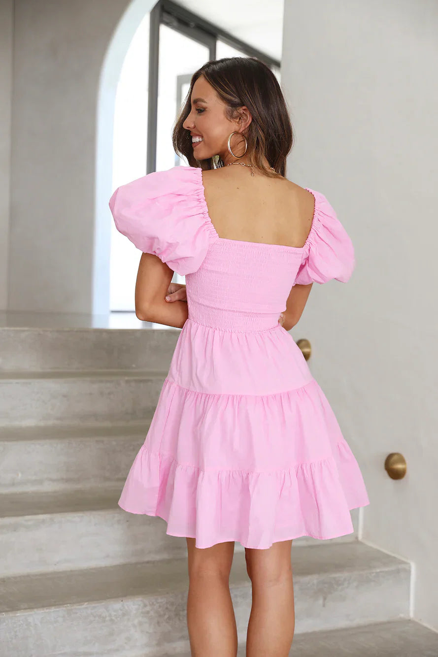 Energetic and sweet girl in a mini skirt: a refreshing outfit for the beach.